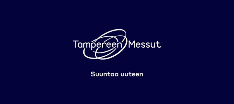 Tummansinisellä taustalla on Tampereen Messujen valkoinen logo. Logossa taustalla on valkoinen viivamuodostelma ja sen edessä lukee Tampereen Messut. Logon alapuolella on valkoinen teksti Suuntaa uuteen.
